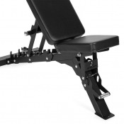 Närbild av justeringsstegen på FID Bench Pro