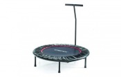 Fitness Trampoline med rund svart hoppduk och handtag sedd på avstånd, fotograferad på vit bakgrund.