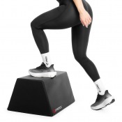 Kvinna gör step-up på Glute Bench