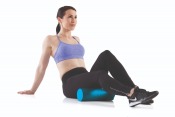 Kvinna rullar ut vaden med Gymstick Active Compact Foam Roller 30 cm
