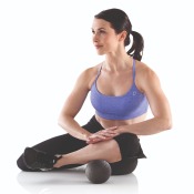Kvinna masserar vaden med Gymstick Active Recovery Ball 10 cm