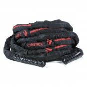Battle rope med skyddande hölje i svart och rött, ihoprullat på vit bakgrund.