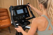 Träning på Gymstick GB10.0 med konsolen i bild