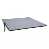Interlocking Mat PRO i grått material med fyrkantig form och slät ovansida, placerad fristående mot vit bakgrund.