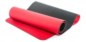 PRO Yoga Mat i rött med svart undersida, hoprullad och utrullad