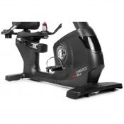 Recumbent motionscykel Gymstick PRO20.0 i sned vinkel med synligt svänghjul, pedaler och ryggstöd