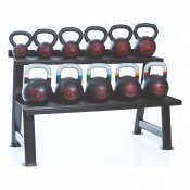 Kettlebellställ i svart stål med två hyllplan fyllda med svarta kettlebells, mot vit bakgrund.
