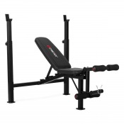 Weight Bench WB6.0 träningsbänk med skivstångsställning och benstöd, sedd i sned vinkel mot vit bakgrund.