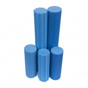 Tre blå foam rollers i olika höjd, stående upprätt med slät yta och rundad form.