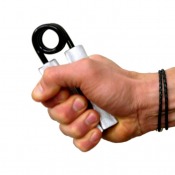 Handgripper med svarta handtag som hålls i en hand med handledsrem, mot vit bakgrund.