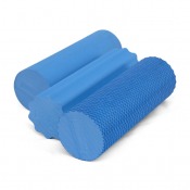 Foam roller sedd från sidan i blått med slät, cylindrisk form och rundade ändar.