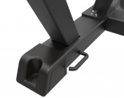 Impulse IFP Seated Chest Press Black, närbild på ram och fotstöd