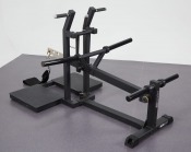 Impulse IFP1615 Belt Squat Black fotograferad i studio