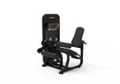 Impulse PL9019 Leg Extension Leg Curl benmaskin i svart, snett framifrån med rullkuddar och viktmagasin