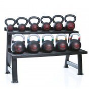 Gymstick ställ för kettlebells i svart stål med två hyllor fyllda med kettlebells.