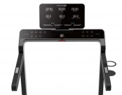 Detaljbild på konsol med upplyst display och integrerade reglage på Master Fitness Slimline TX2 löpband