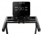 Detaljbild på konsol med upplyst display och tydliga reglage på Master Fitness T32 löpband