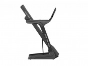 Master Fitness T32 löpband använd av person i träningsmiljö med fokus på löprörelse