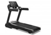 Master Fitness T50 löpband i sned sidovy som visar stabil ramprofil och plan löpyta
