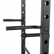 Stolpar med numrerade hål och J-krokar på Power Rack PR50