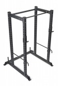 Power rack i svart stål med hög ram och tvärstag upptill, sedd framifrån med öppet lyftutrymme.