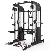 Multigym med smithstång, kabelhandtag och justerbara armar, sedd i sned vinkel mot vit bakgrund.