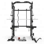 Multigym med fyrkantig stålram, pullup-räcke och flera fästen för skivstång och tillbehör.
