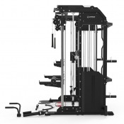 Multigym med dubbla viktmagasin och kabelstationer på bred bas, sedd från sidan mot vit bakgrund.