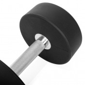 Närbild av PRO TPU Dumbbell med rakt kromgrepp och svart TPU-beläggning