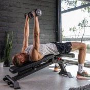 Träning med PRO TPU Dumbbell på träningsbänk i hemmagym