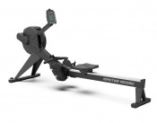 Person som tränar på Master Roddmaskin R6090 Air-Mag i roddtag framåt.