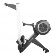 Gymstick Air Rower Pro roddmaskin i uppfällt förvaringsläge med svänghjul framtill och kompakt vertikal placering