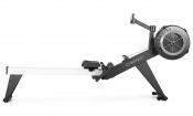 Gymstick Air Rower Pro roddmaskin sedd från sidan i utfällt läge med fotstöd, sits och utdragen skena