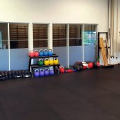 En titt på ett professionellt gym som utnyttjar fördelarna med vårt Safefloor gymgolv, visar golvet under tunga träningsredskap.
