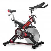 Gymstick FTR7 Indoor Racer spinningcykel med svänghjul framtill, lutad ram och justerbar sadel i svart och rött utförande.