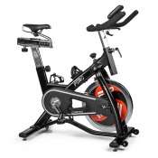 Gymstick FTR Indoor Racer spinningcykel med svänghjul framtill, triangulär ram och justerbar sadel i svart och rött utförande.