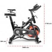 Gymstick FTR Indoor Racer spinningcykel sedd i sned vinkel med svänghjul, pedaler och stabil golvbas.