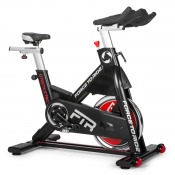 Gymstick Pro FTR Indoor Racer spinningcykel med svänghjul framtill, robust ram och justerbar sadel i svart och rött utförande.