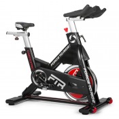 Gymstick Pro FTR Indoor Racer spinningcykel med svänghjul framtill, robust ram och justerbar sadel i svart och rött utförande.