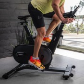Gymstick Racer Bike inomhuscykel med fot på pedal i träningsmiljö