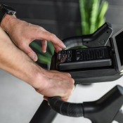 Detaljbild på hand som använder träningsdisplay på multigreppsstyre