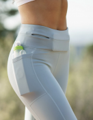 FlipBelt Arc Bottle nedstoppad i tights på kvinna