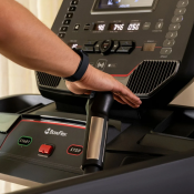 T9 löpband med praktiska snabbknappar på handtaget