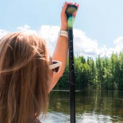 Person paddlar med Ozean Basic SUP-paddel