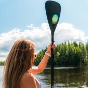 Person paddlar sittande med Ozean Kayak Paddle