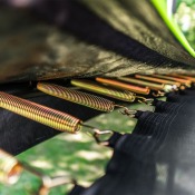 Court Premium fjäder monterad på studsmatta närbild