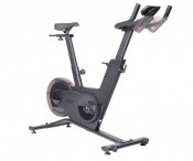 Spinningcykel i sned vinkel med svänghjul och justerbart styre och sadel.