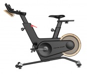 Spinningcykel med svänghjul med gul markering och kåpa, sedd från sidan.