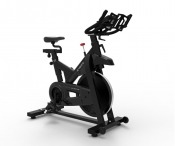 Master Fitness S4025 spinningcykel i sned vy framifrån höger