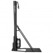 Gymstick Air Ski Trainer Pro skitrainer sedd från sidan med vertikal ram, draglinor och stabil basplatta.